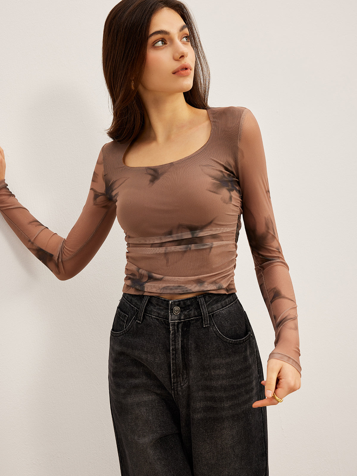 Camiseta de Malla con Diseño Floral Batik
