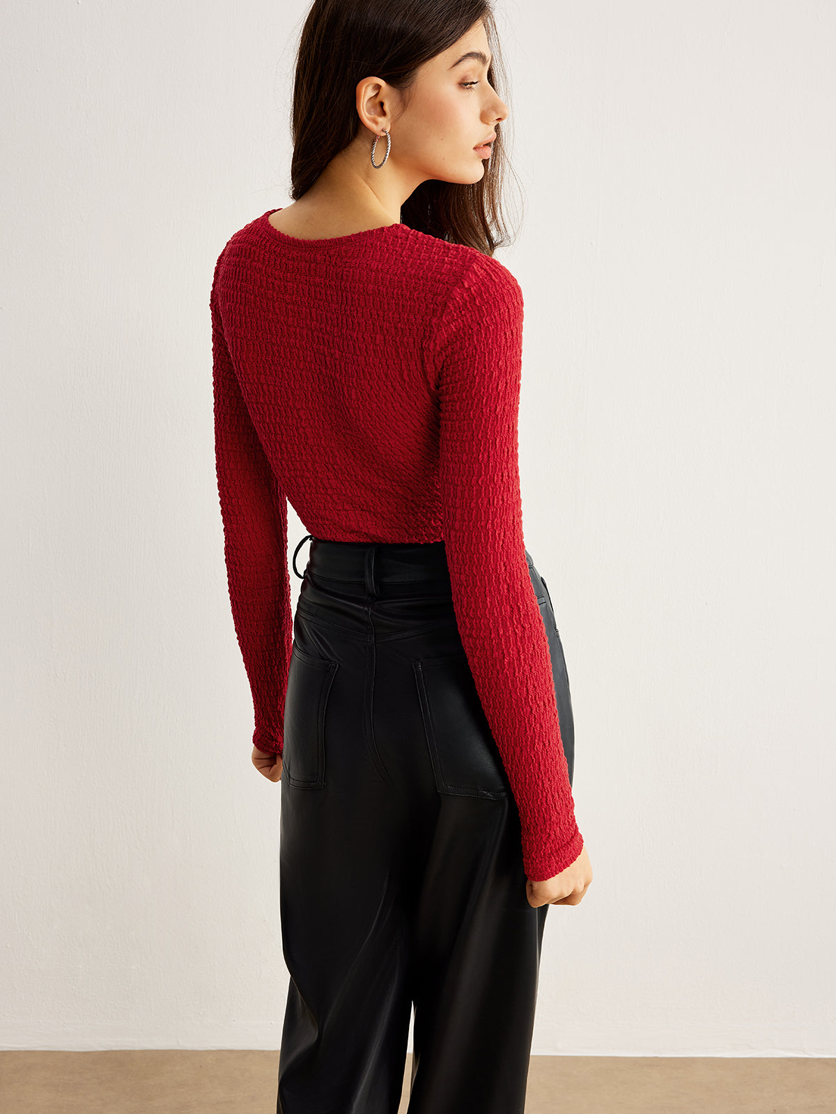 Blusa con Detalle de O-ring y Pliegues