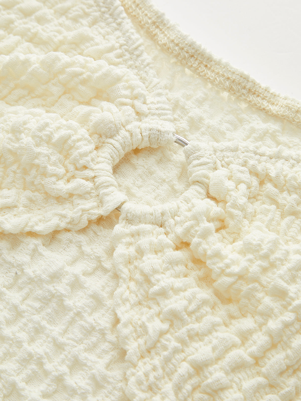 Blusa con Detalle de O-ring y Pliegues