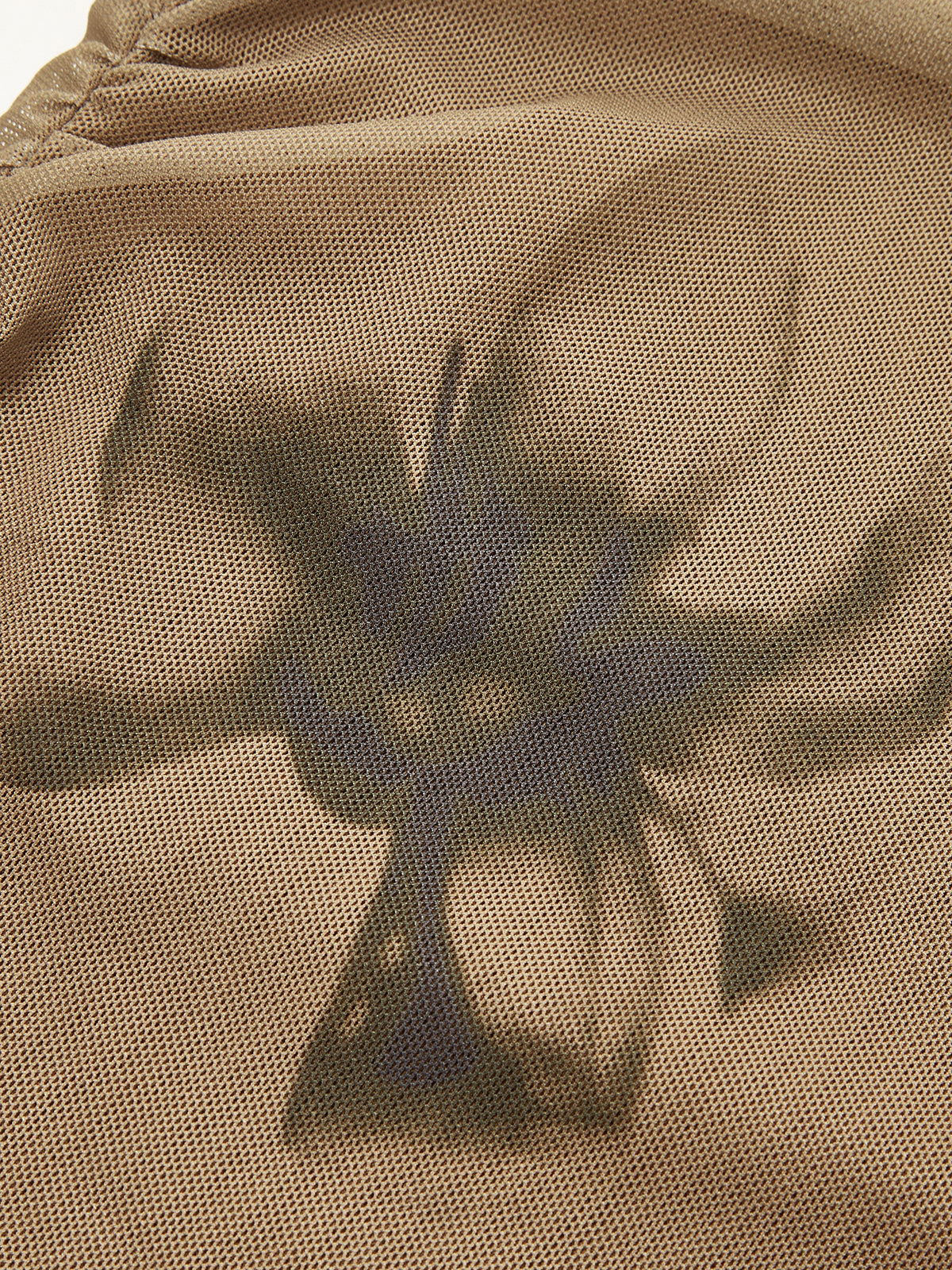Camiseta de Malla con Diseño Floral Batik